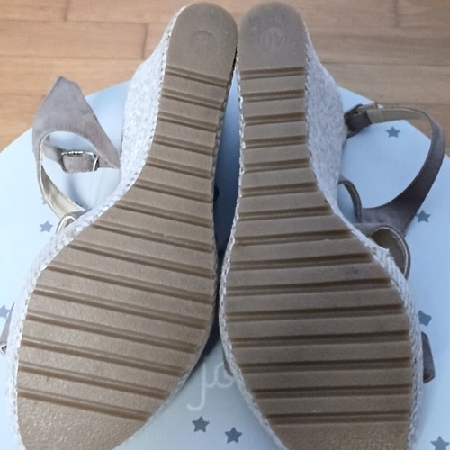 Bozikis beige suede high platform sandals like new, size 40