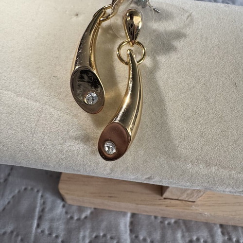 Earrings like new, gold tone, dangle