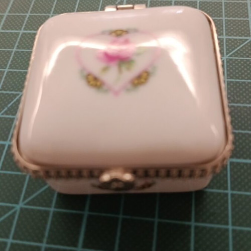 Porcelain miniatures new, 4 jewelry boxes and 1 bell