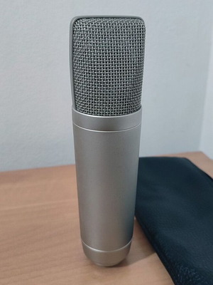 M-Audio Nova microphone with case