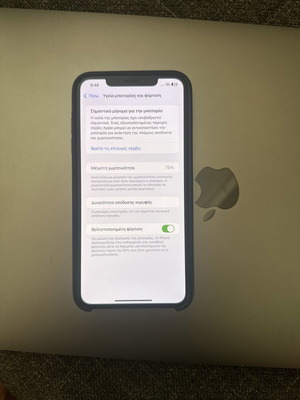 iPhone Xs Max 64GB black with screen protector and Tumi case