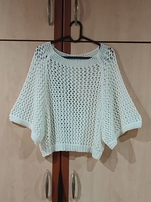 Knitted cropped white blouse with batwing sleeves like new