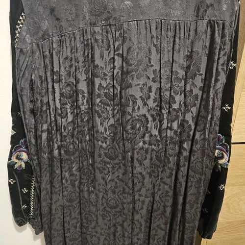 Zara dress with embroidery like new, size XS, black multicolor