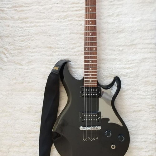 Cort Z22 electric guitar like new with case and strap