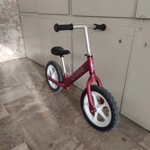 Cruzee Balance Bike like new with adjustable seat and handlebar