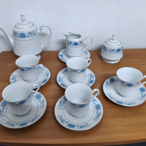 Porcelain tea set with 14 pieces and blue decorative design like new
