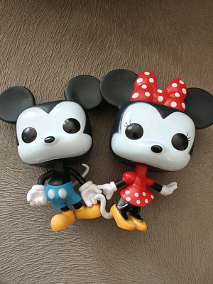 Mickey and Minnie figure set like new