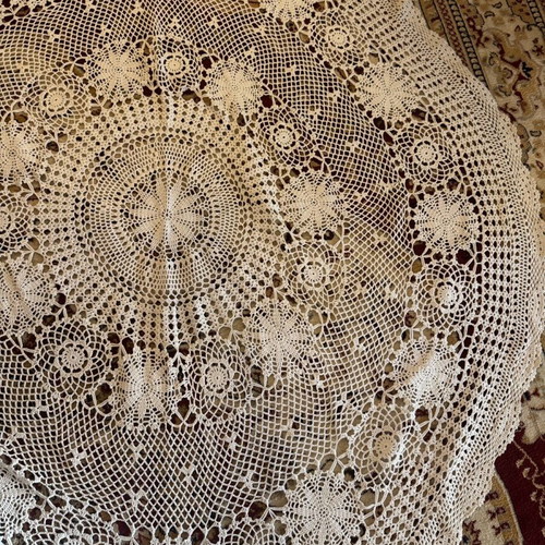Round tablecloth vintage large used in excellent condition