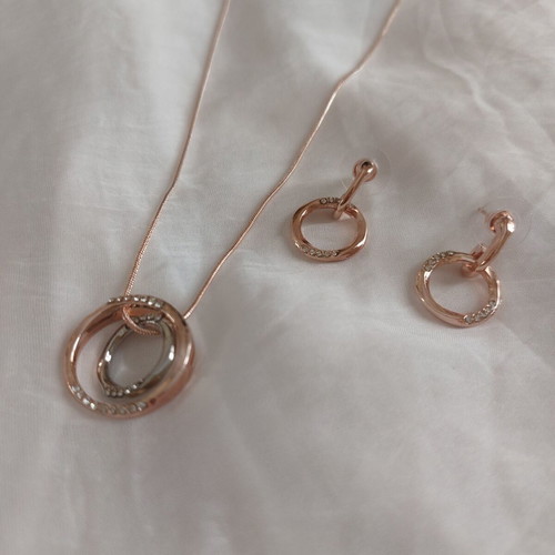 Jewelry set in rose gold with sparkling stones like new