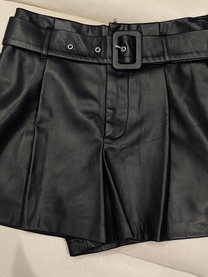 Zara faux leather shorts small like new, black