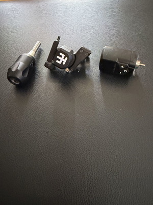 Vlad Blad Avenger 2 Pro tattoo machine used with Ambition Soldier battery and Lauro Paolini grip