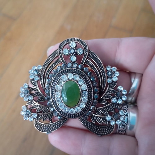 Visson brooch