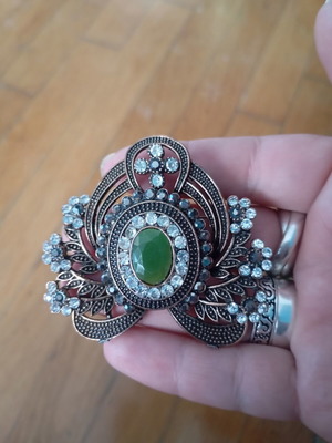 Visson brooch