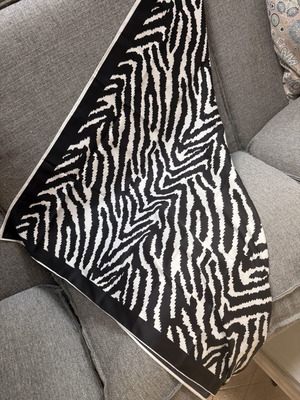 Scarf 90x90 like new, high quality and very soft