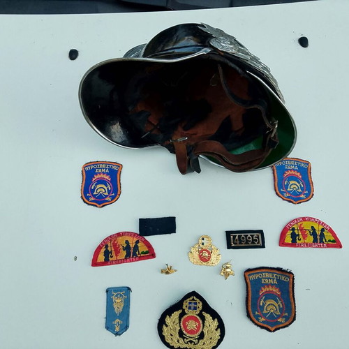 Firefighter officer helmet 1965-75 with full uniform insignia