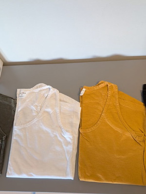 Sleeveless tops pack of 4 size S like new, black and yellow