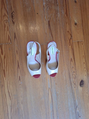 Γόβες Steve Madden γυναικείες μεταχειρισμένες, μέγεθος 39, μπεζ και κόκκινες, τακούνι 11εκ