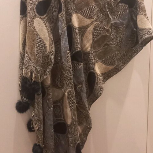 Large luxury winter scarf like new, 30% silk, 70% wool