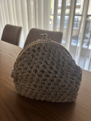 Handmade knitted bag with metal kiss-lock closure, like new, vintage style