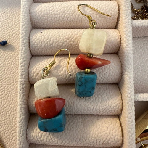 Vintage three stone dangle earrings like new