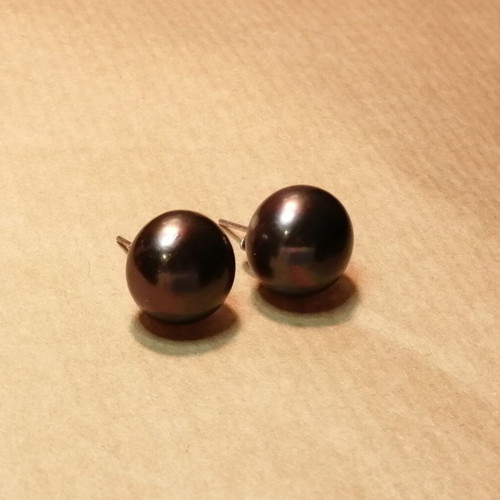 Pearl stud earrings with 925 silver, chocolate color, new