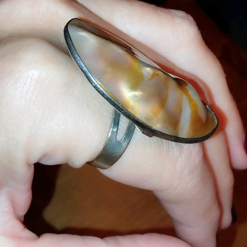 Adjustable ring like shell in excellent condition, white and beige
