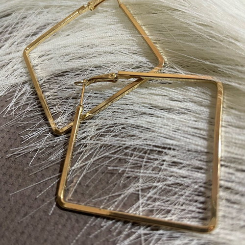 Square-shaped earrings new, modern geometric hoop style