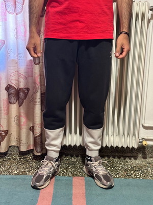 Adidas анцуг Medium като нов, черен с бял кант