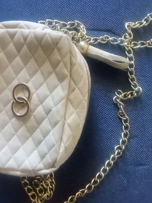 Shoulder bag used with gold chain, elegant