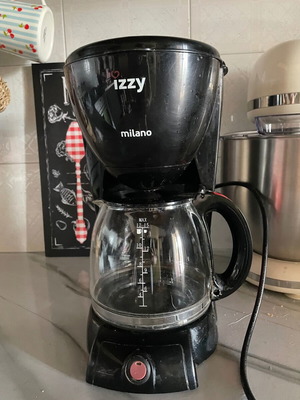 Izzy filter coffee maker used with glass carafe