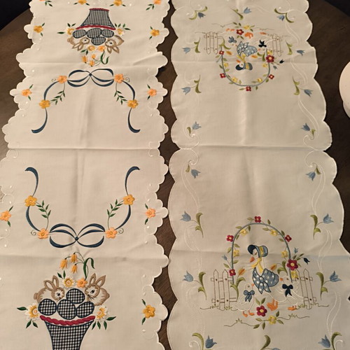 Decorative table linens set new