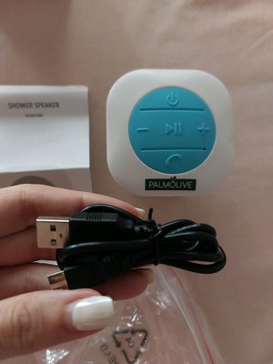 Водоустойчив Bluetooth високоговорител за душ - Издание Palmolive Включва USB зарядно кабел