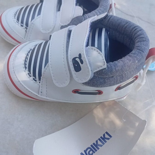 Baby shoes LCW new, size 19