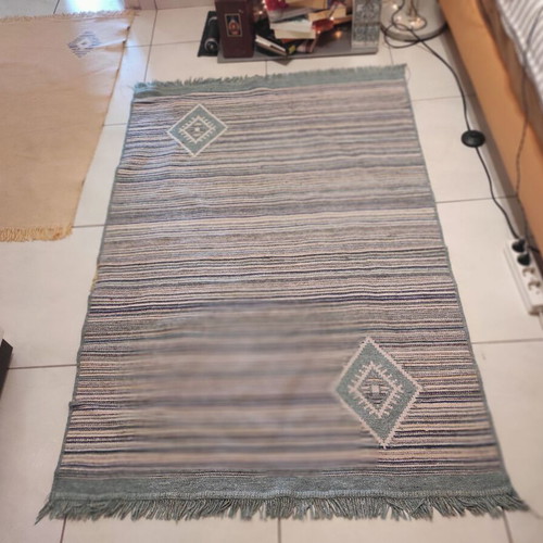 Rugs set of 2 reversible with beautiful colors, like new