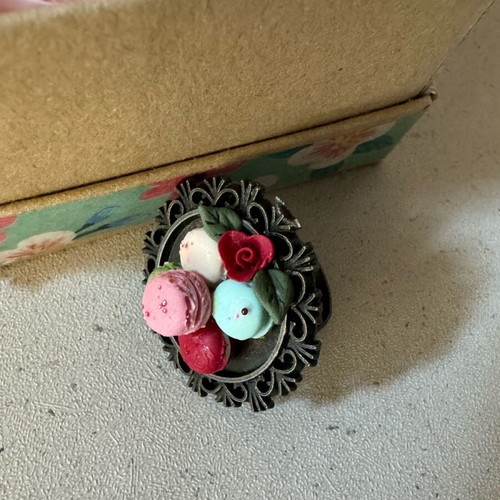 Bronze ring with small macarons like new