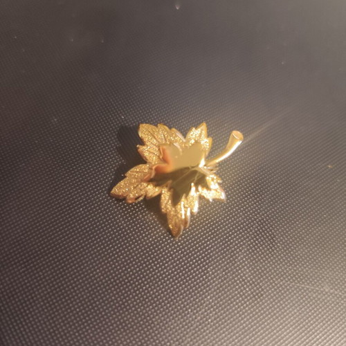 Monet vintage maple leaf earrings like new with clip-on