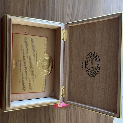 Romeo y Julieta Linea D’Oro Nobles Cuban Cigar Box like new