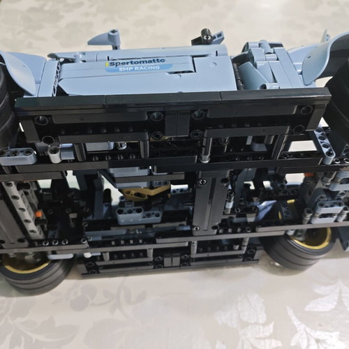 Assembled toy car like new, 2100 pieces, 26x56x14 cm