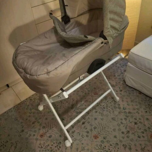 Hauck bassinet like new with support frame
