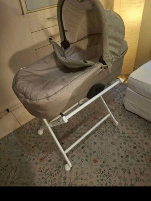 Hauck bassinet like new with support frame