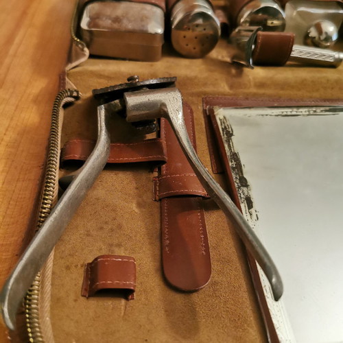 Vintage shaving set used with leather case