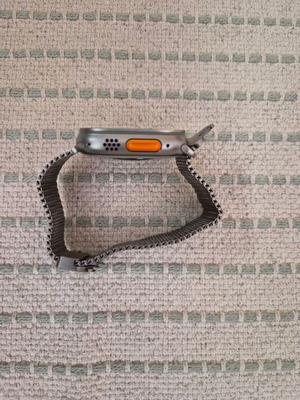 Apple Watch Ultra 2 σαν καινούργιο με αυθεντικό μαγνητικό λουράκι τιτανίου, μέγεθος small