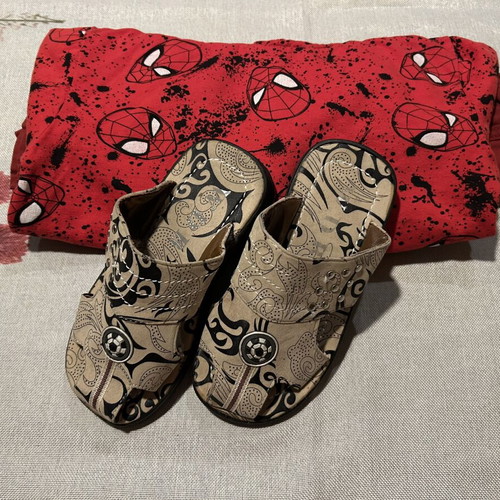 Spider-Man boys' set like new with LC Waikiki bermuda shorts and sandals size 34