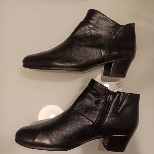 Tamaris ankle boots No 41 like new, black leather