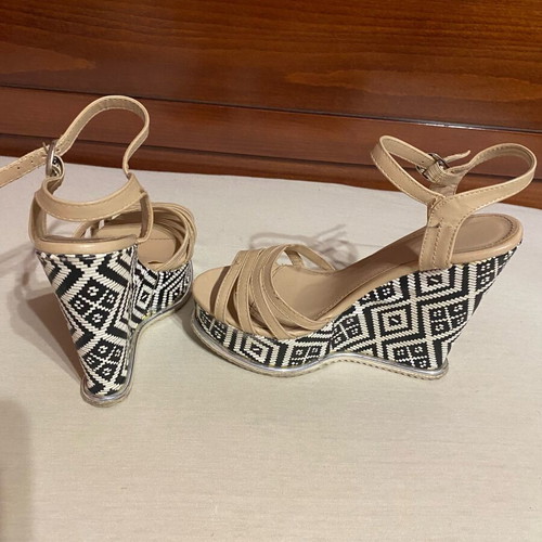 Platform sandals used, beige with black and white pattern, size 37