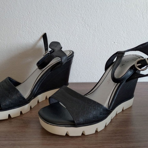 Marco Tozzi_Black Leather Platforms
