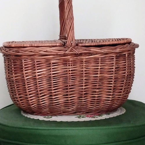 Vintage wicker picnic basket with double butterfly lid like new