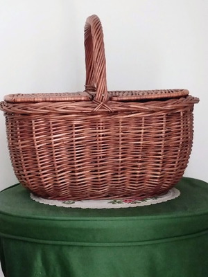 Vintage wicker picnic basket with double butterfly lid like new