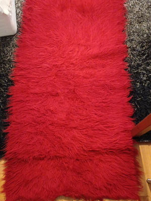 Red flokati rug used 160 x 0.70