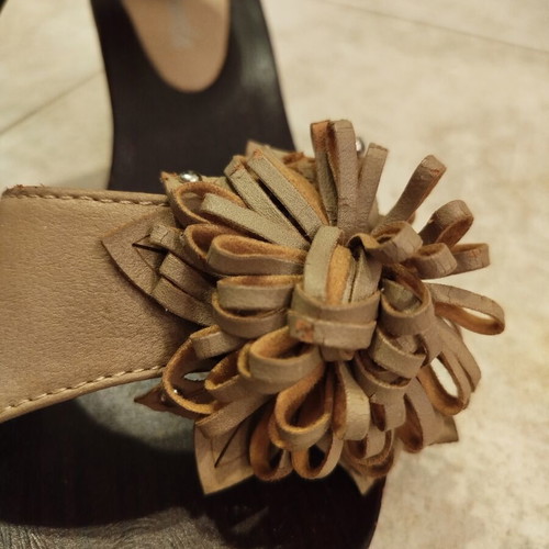 Mule shoes used with wooden heel and leather flower decoration